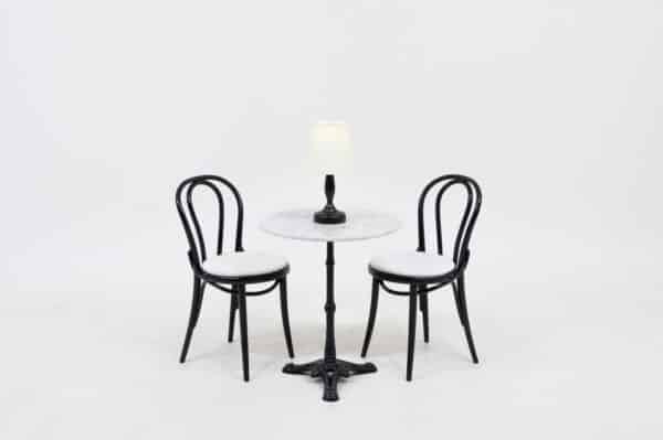 Kaffeehaustisch mit Stühlen und Lampe