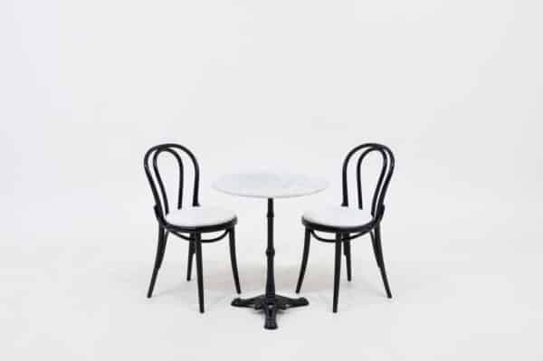 zwei Stühle mit Tisch